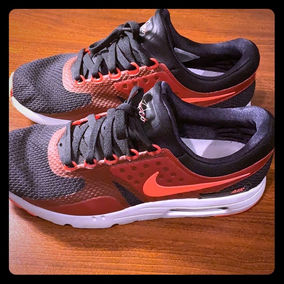 Nike Airmax Zero Black and Crimson - Picture 1 of 3